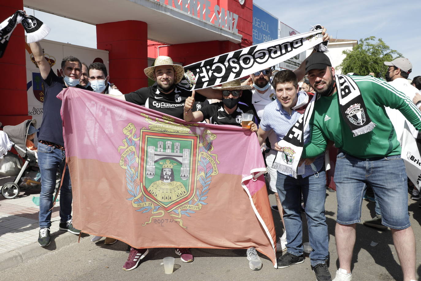 La afición blanquinegra se vuelca con el Burgos CF en Don Benito.