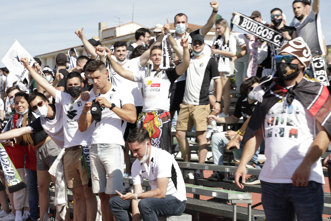 La afición blanquinegra se vuelca con el Burgos CF en Don Benito.