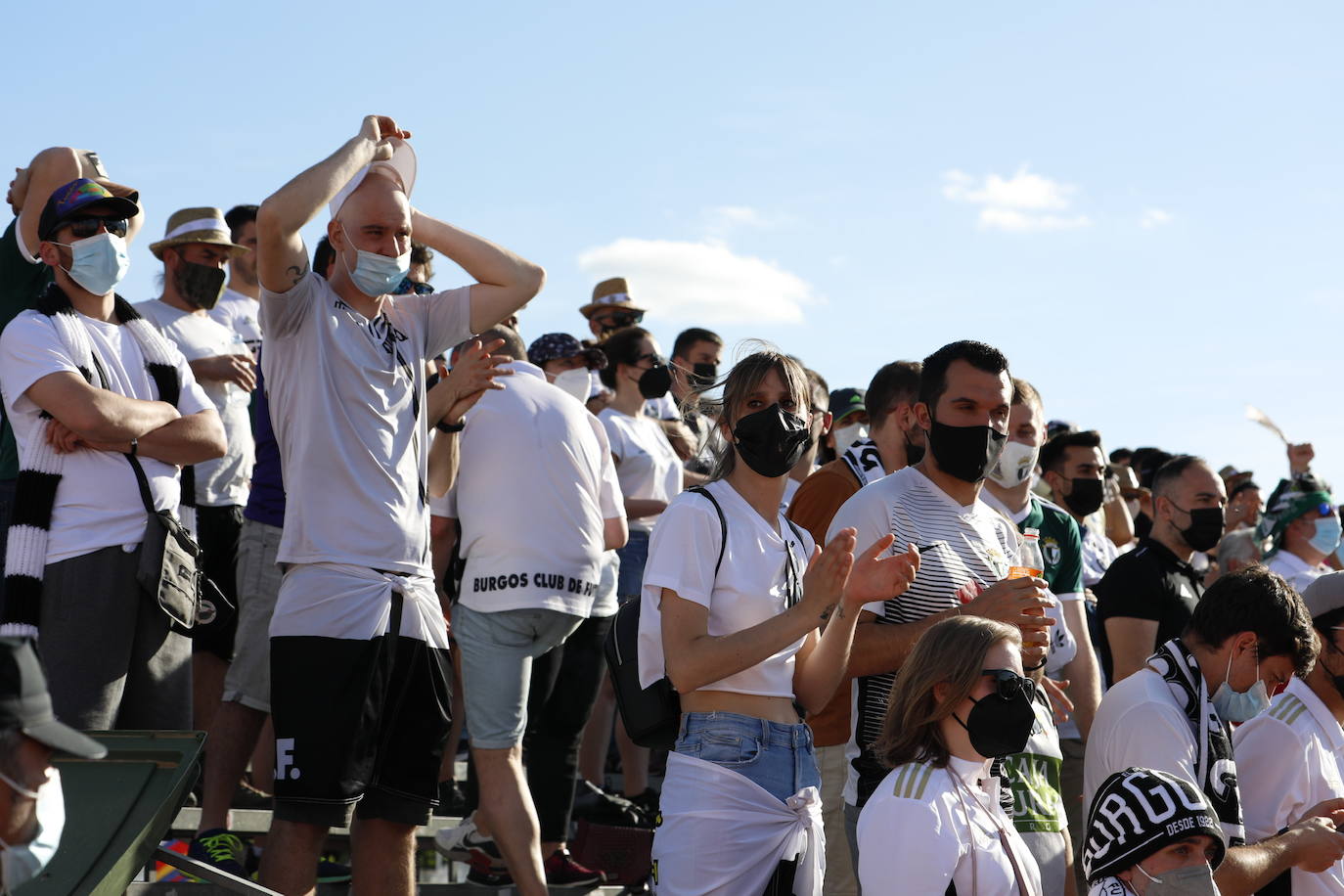 La afición blanquinegra se vuelca con el Burgos CF en Don Benito.