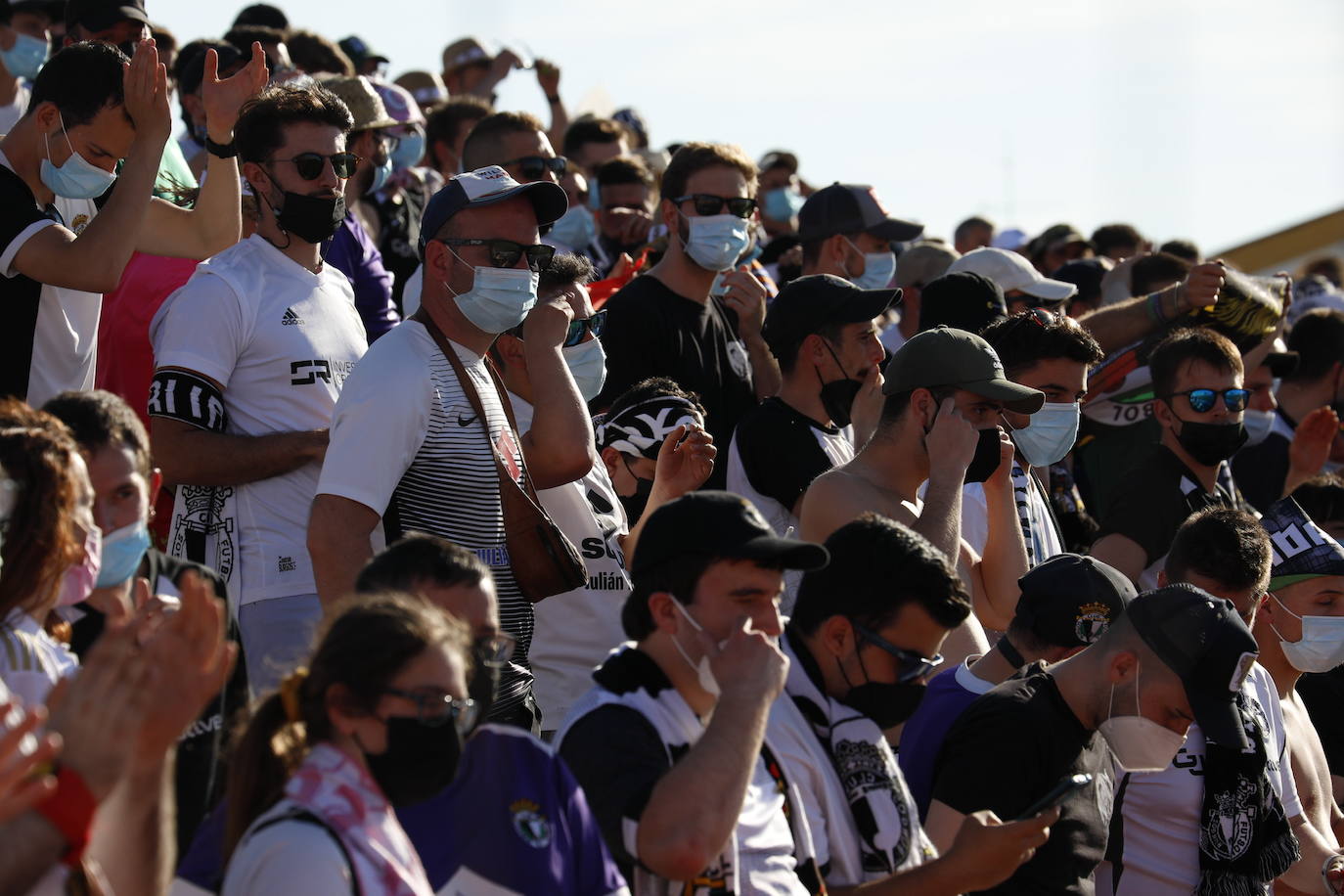 La afición blanquinegra se vuelca con el Burgos CF en Don Benito.