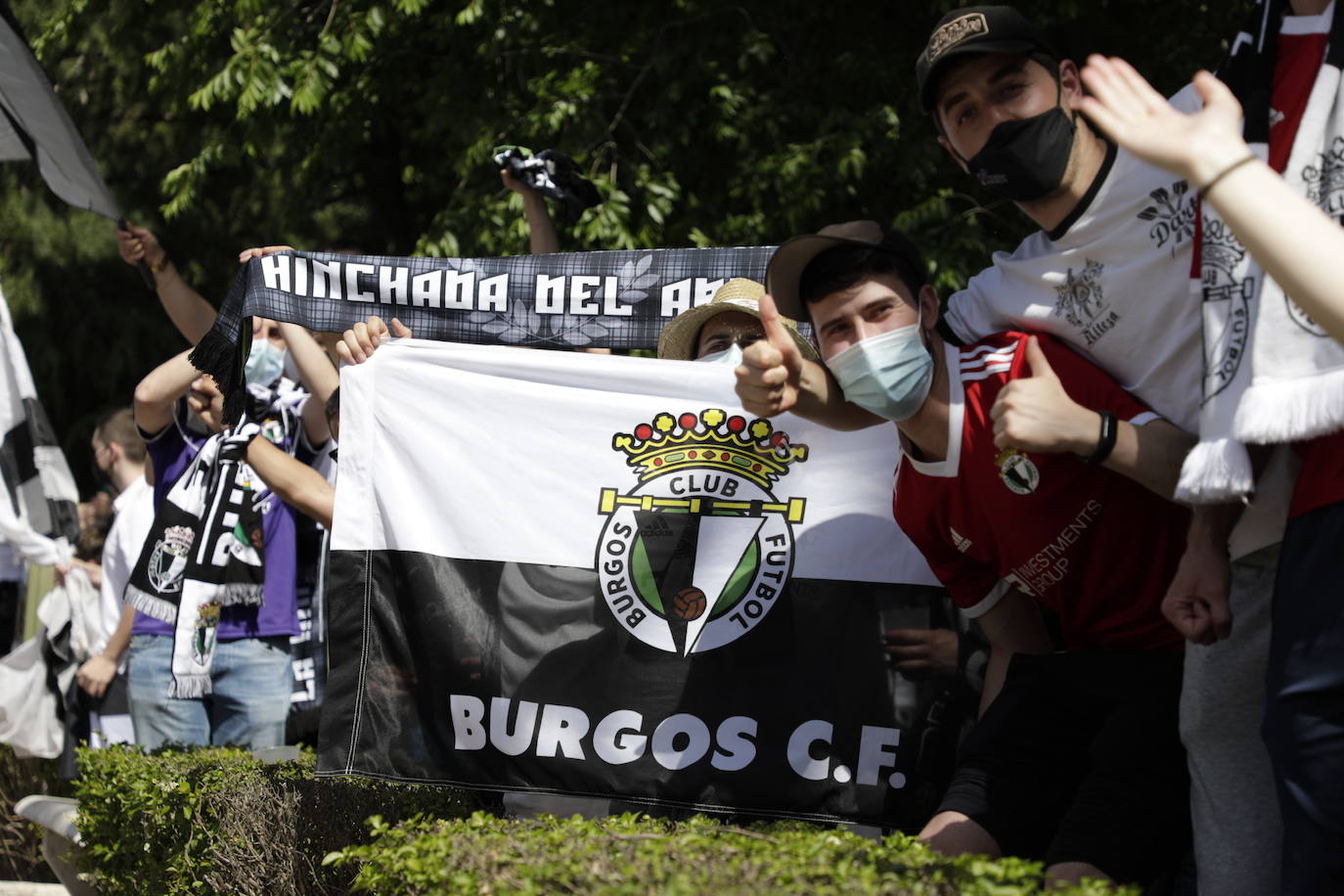 La afición blanquinegra se vuelca con el Burgos CF en Don Benito.