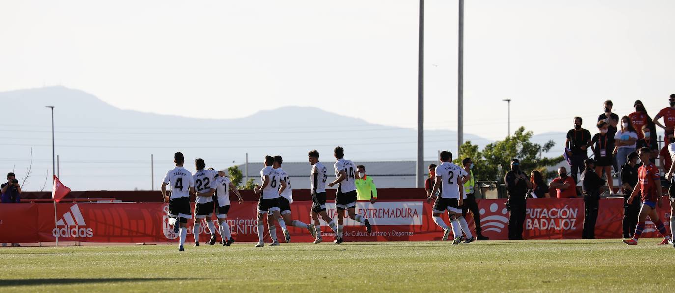 La afición blanquinegra se vuelca con el Burgos CF en Don Benito.