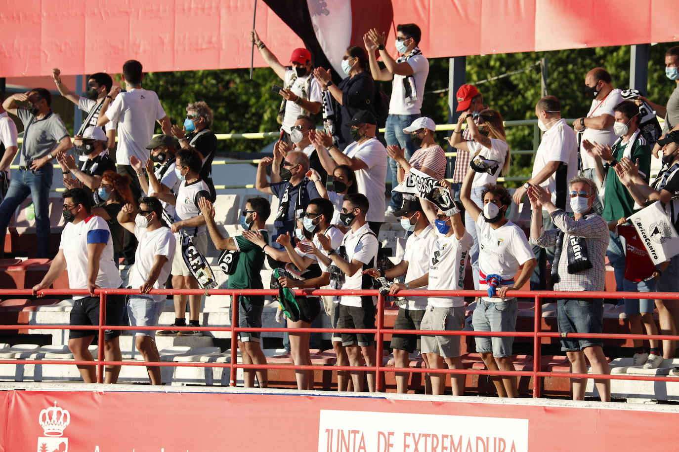 La afición blanquinegra se vuelca con el Burgos CF en Don Benito.