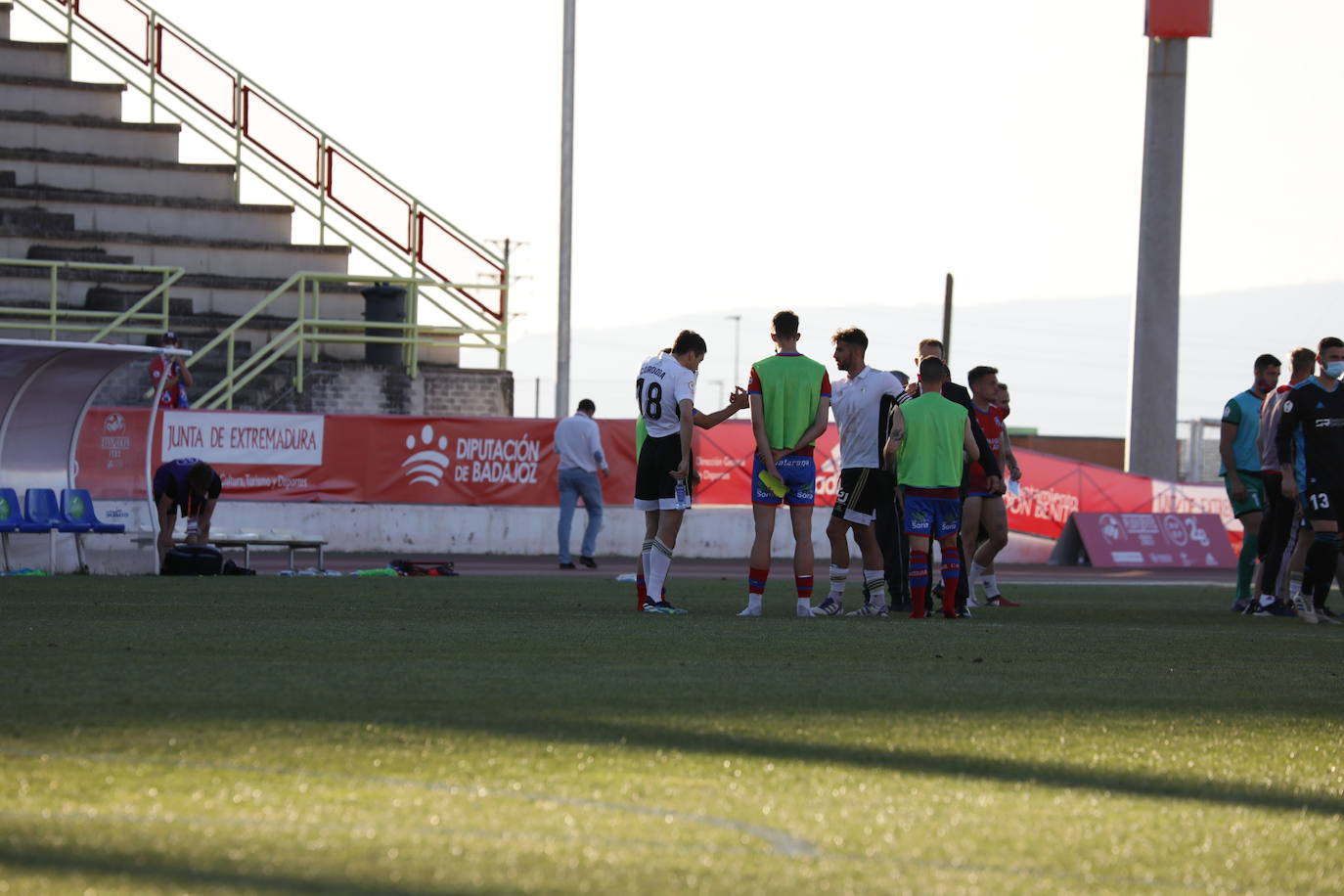 La afición blanquinegra se vuelca con el Burgos CF en Don Benito.