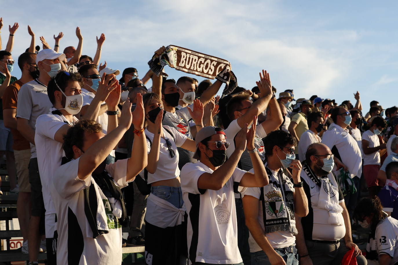 La afición blanquinegra se vuelca con el Burgos CF en Don Benito.