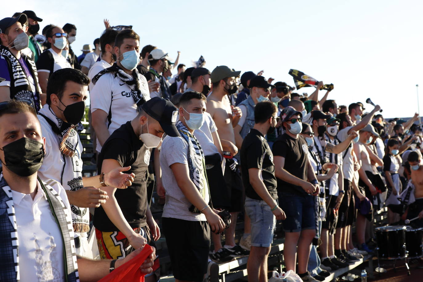 La afición blanquinegra se vuelca con el Burgos CF en Don Benito.