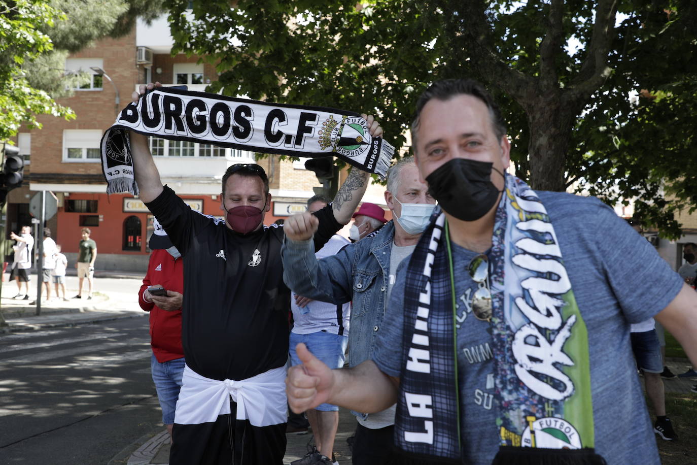 La afición blanquinegra se vuelca con el Burgos CF en Don Benito.