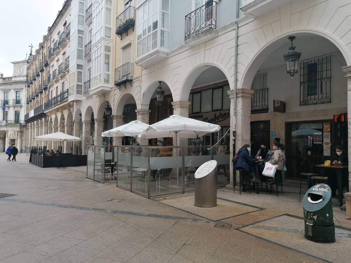 Fotos: Vermú y turismo en un domingo marcado por la lluvia