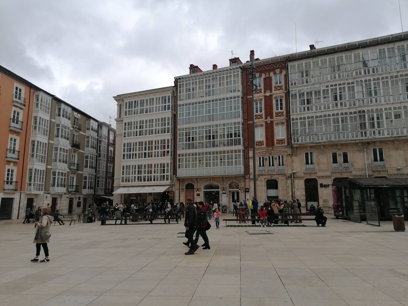 Fotos: Vermú y turismo en un domingo marcado por la lluvia