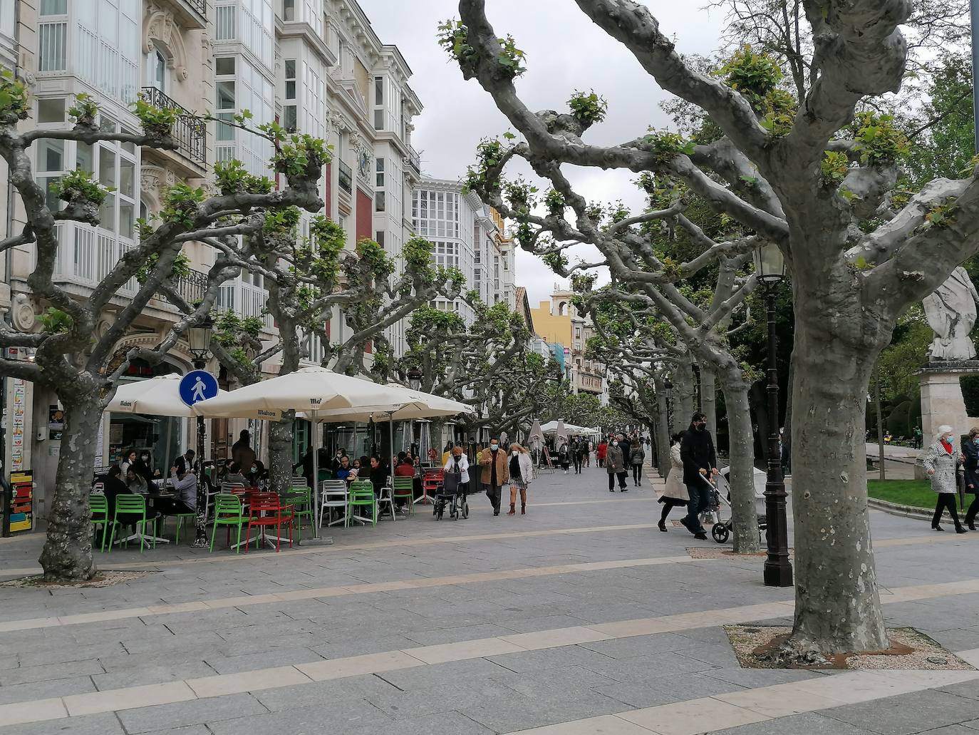Fotos: Vermú y turismo en un domingo marcado por la lluvia