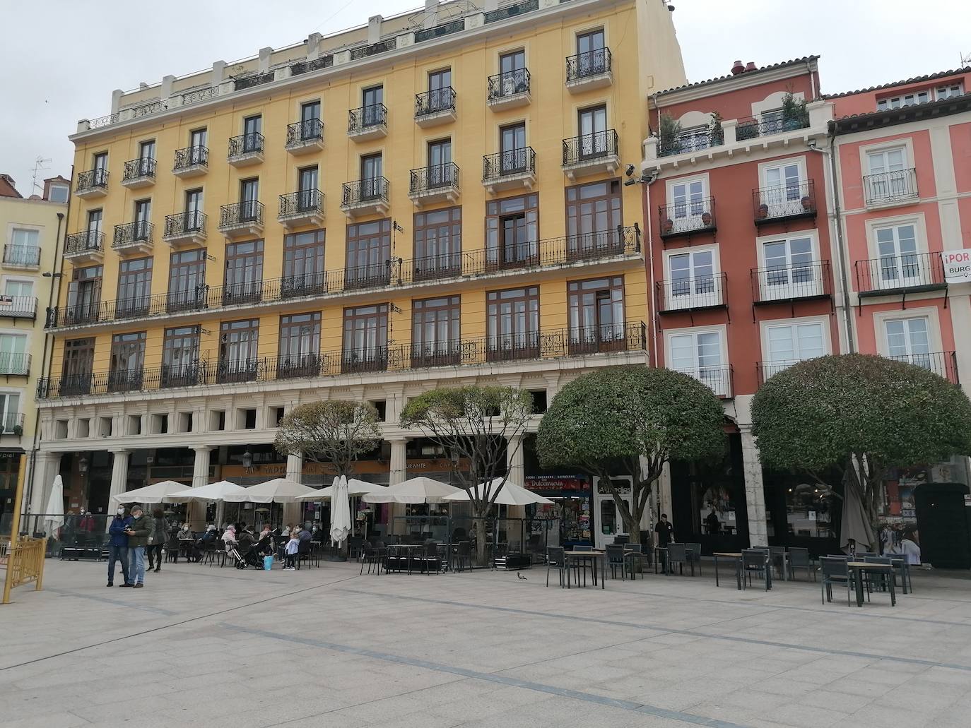 Fotos: Vermú y turismo en un domingo marcado por la lluvia