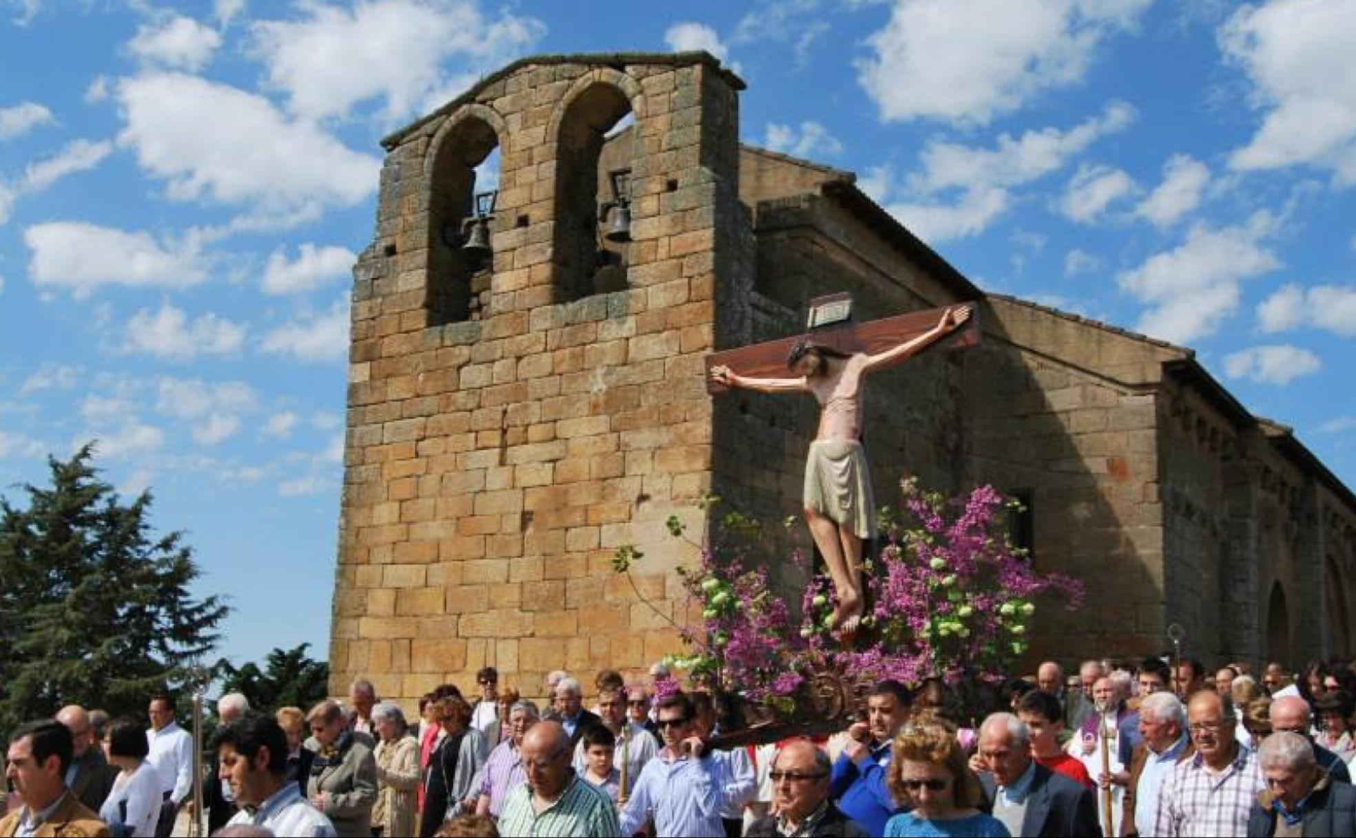 Procesión con el Cristo de la Misericordia, que tiene lugar el último domingo de abril desde el casco urbano al cerro de San Pedro, donde está su ermita.