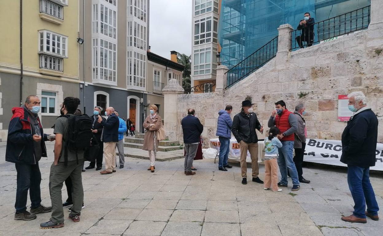 Miembros de la plataforma han explicado el proyecto de las puertas de la Catedral y han recabado apoyos.