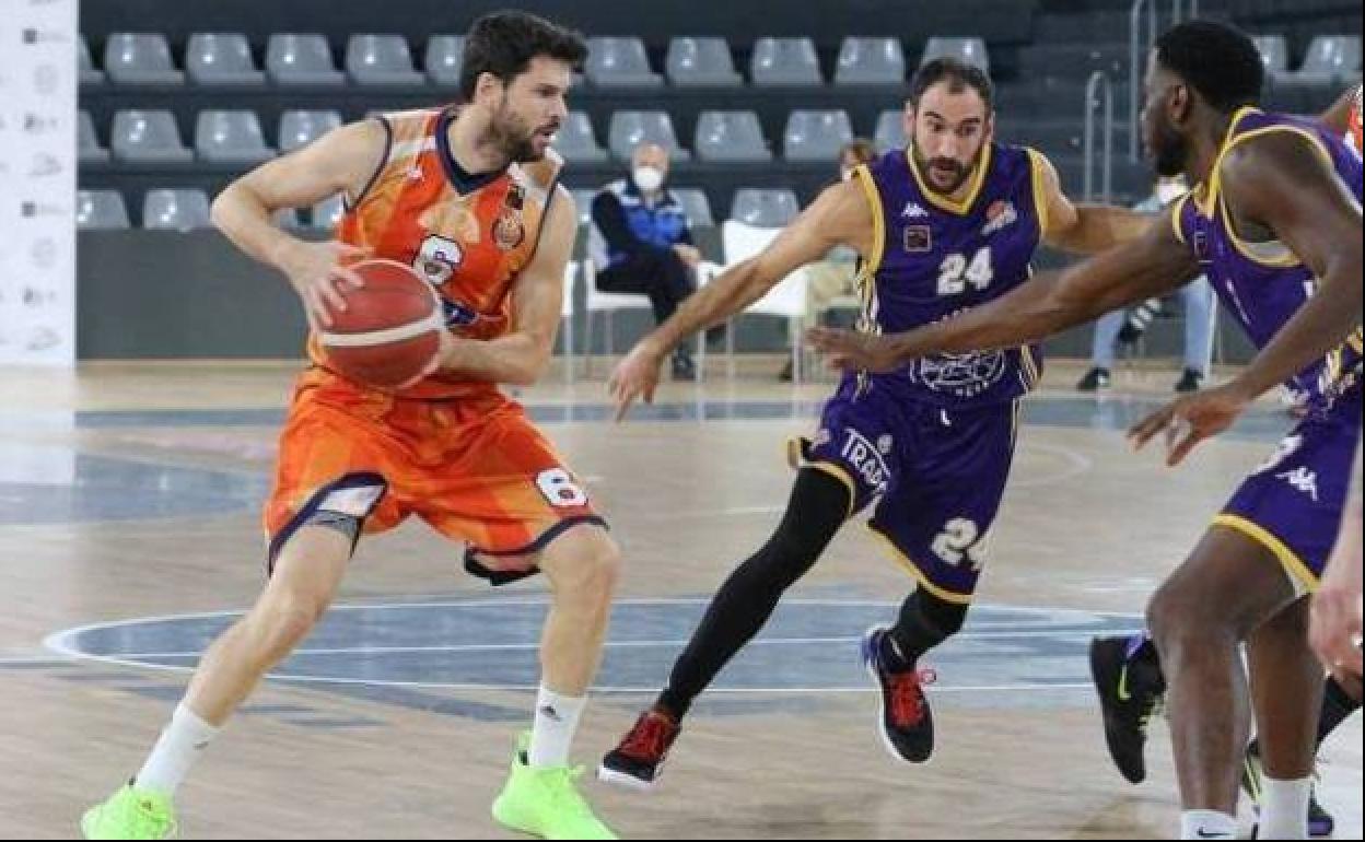 Ricardo Úriz, defendido por el jugador del Palencia Baloncesto Dani Rodríguez, en un partido de esta temporada.