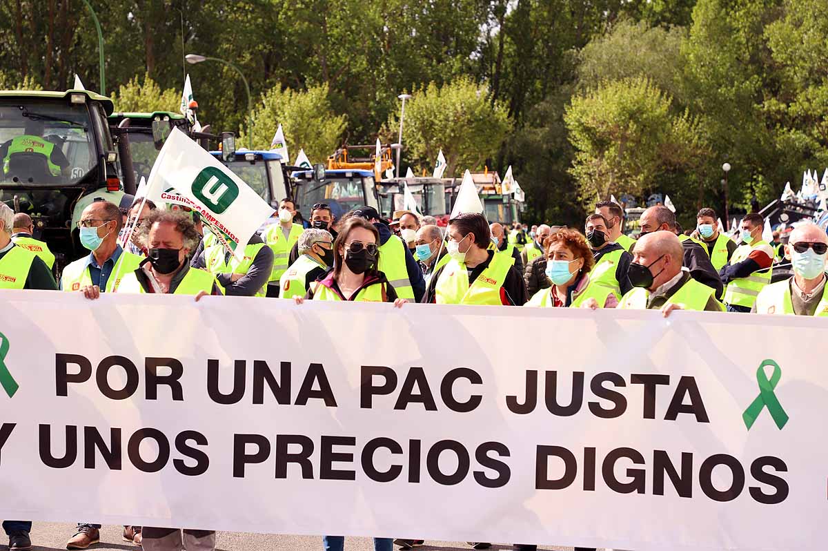 Fotos: Agricultores y ganaderos exigen en Burgos una PAC para los profesionales y los que paguen la Seguridad Social Agraria