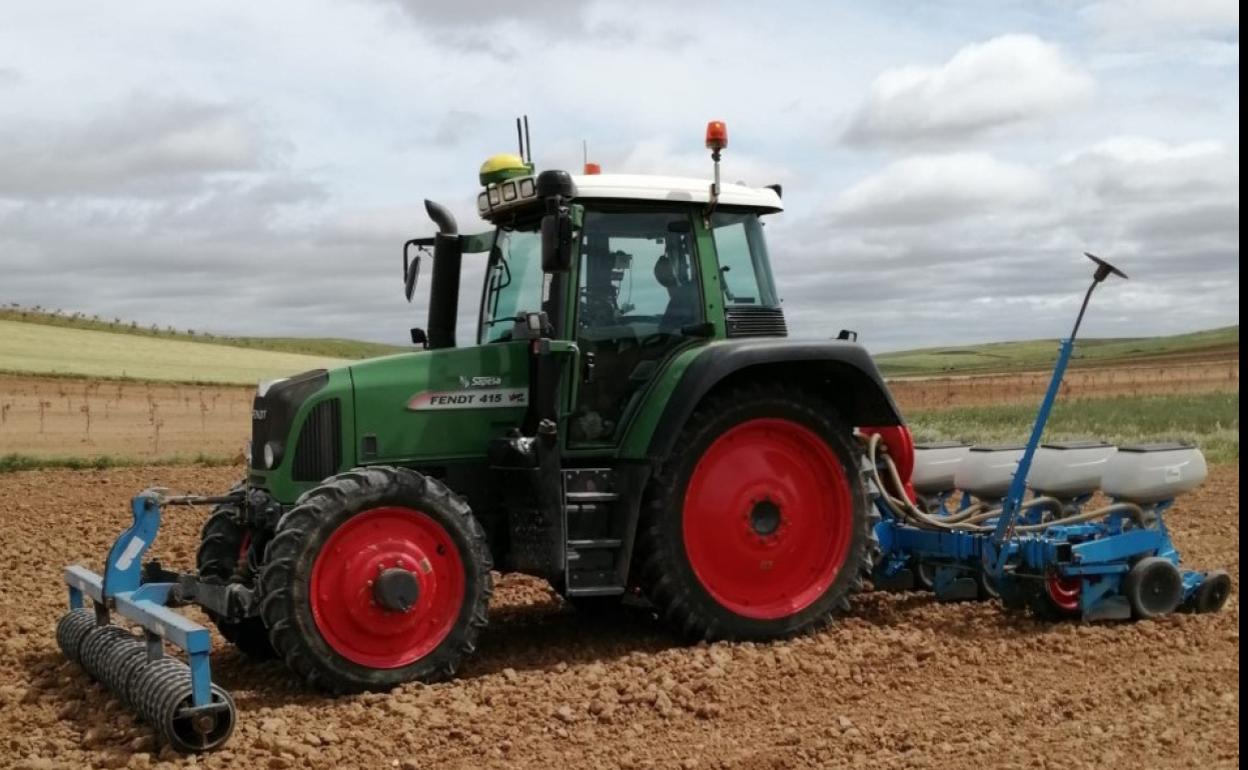 El tractor con el que José Antonio está sembrando girasol. 