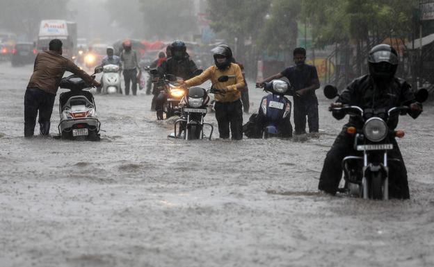 El agua inunda las calles de la localidad de Ahmedabad, Guyarat (India).