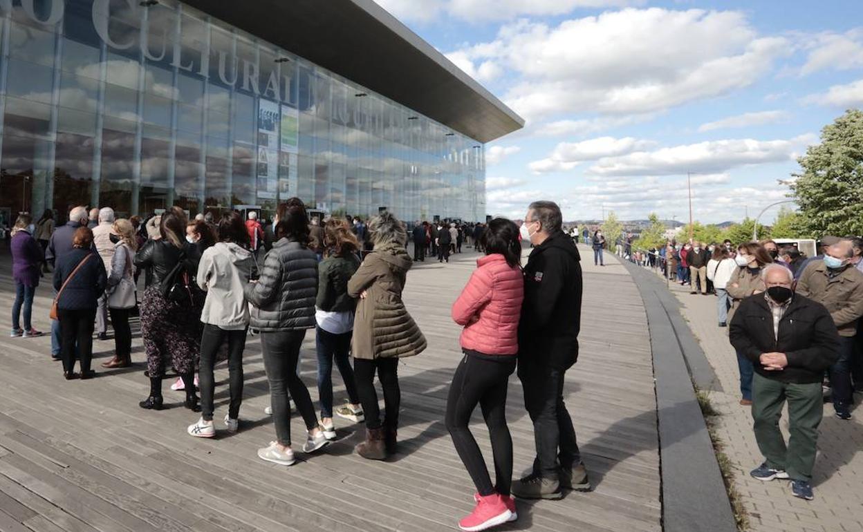 Colas la pasada semana ante el Centro Cultural Miguel Delibes para recibir la vacuna. 