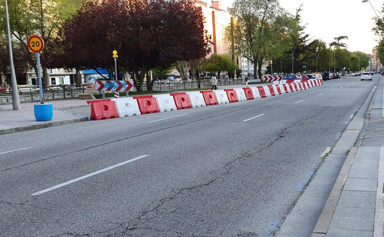 La Avenida de Reyes Católicos tiene un carril cortado al tráfico a la altura de los Juzgados.