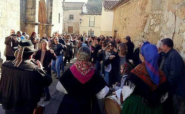 Danzas por las calles de la localidad cerrateña en las fiestas de la Paz.