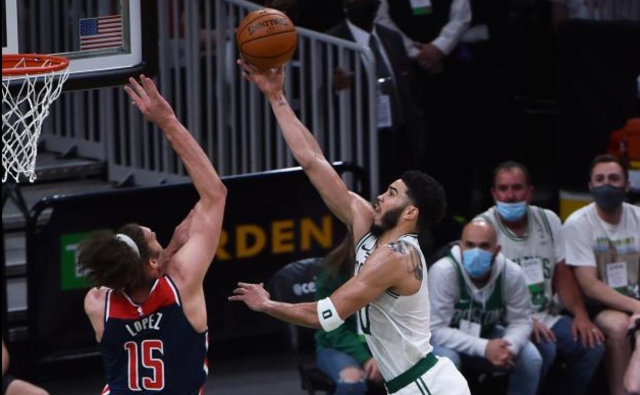 Jayson Tatum anota una canasta. 