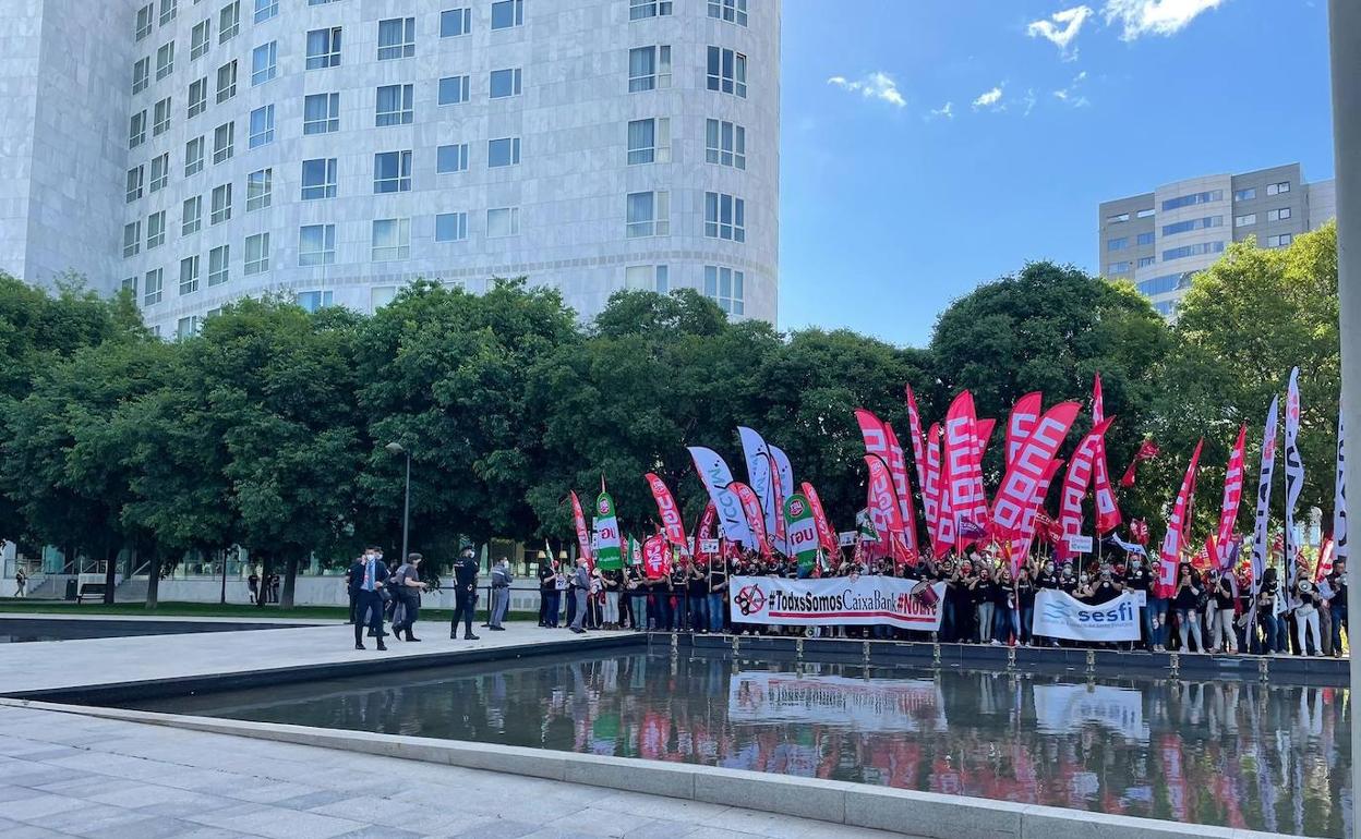 Protesta de trabajadores de CaixaBank durante la última junta de la entidad. 