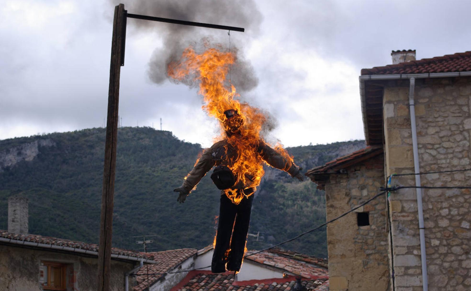 Quema del Judas en Trespaderne el Domingo de Resurrección.