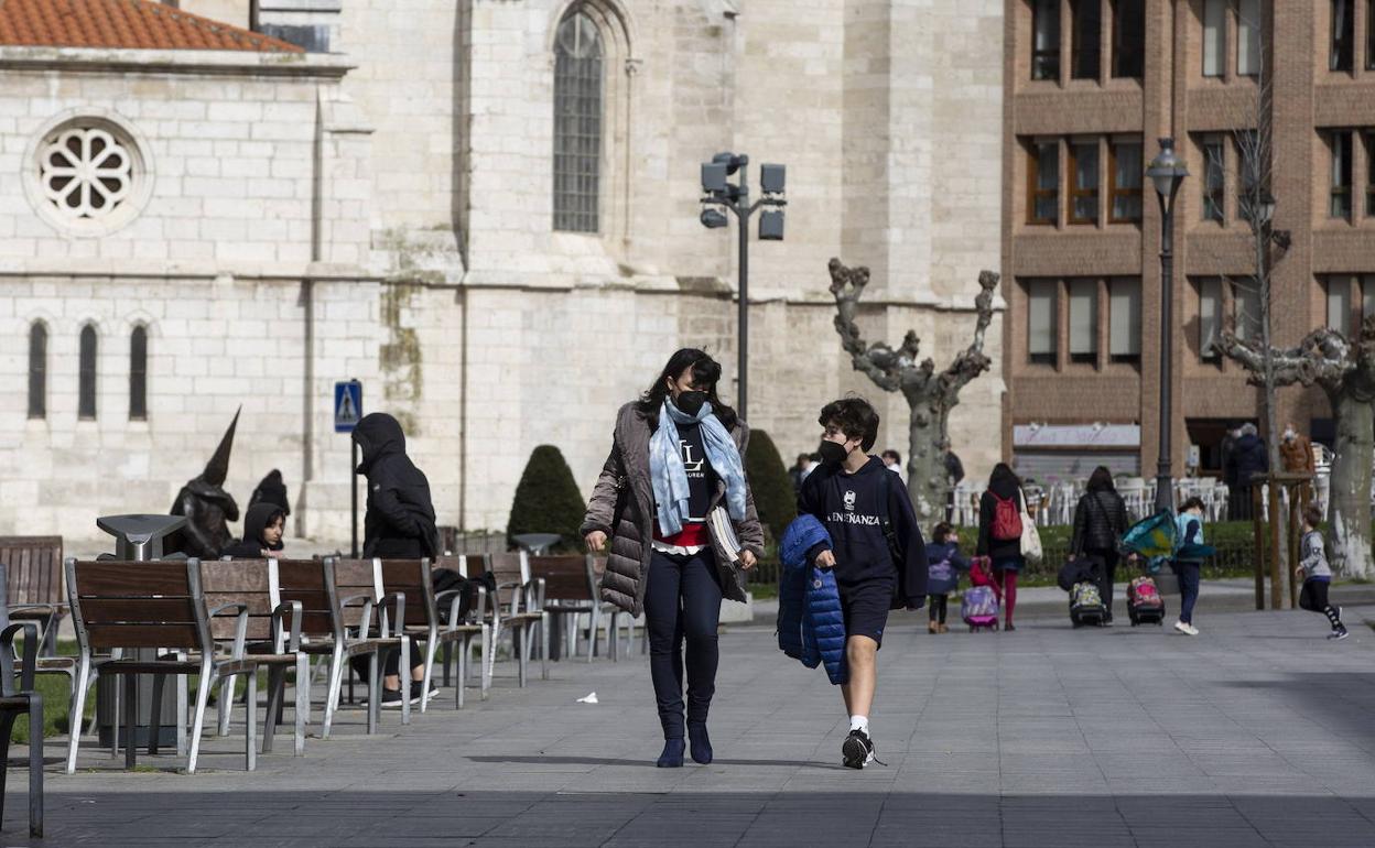 Una mujer y un niño disfrutan de un paseo por las calles de Valladolid. 