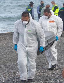 Imagen secundaria 2 - Hallan un cadáver en el mar junto a la frontera de El Tarajal