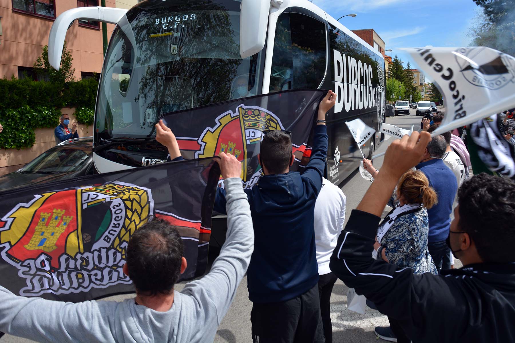 Fotos: El Burgos CF viaja rumbo al ascenso