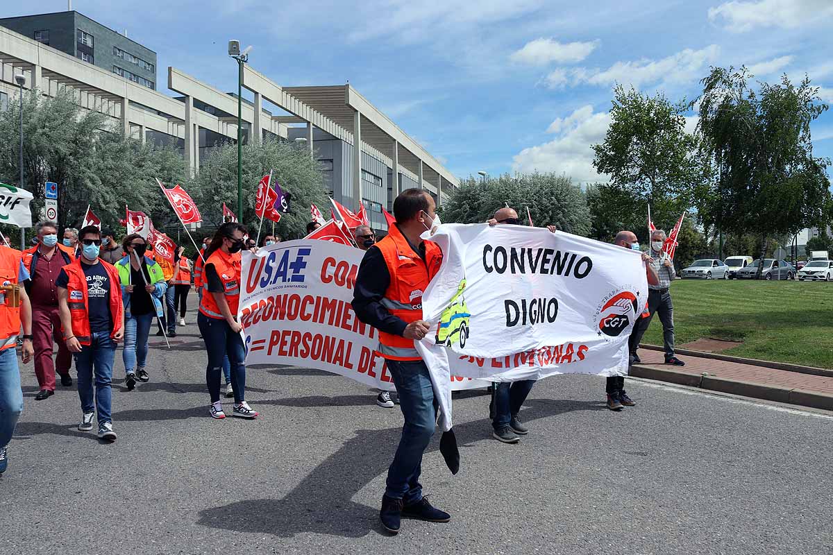 Fotos: Unión sindical en Burgos contra la precariedad laboral de los trabajadores del transporte sanitario