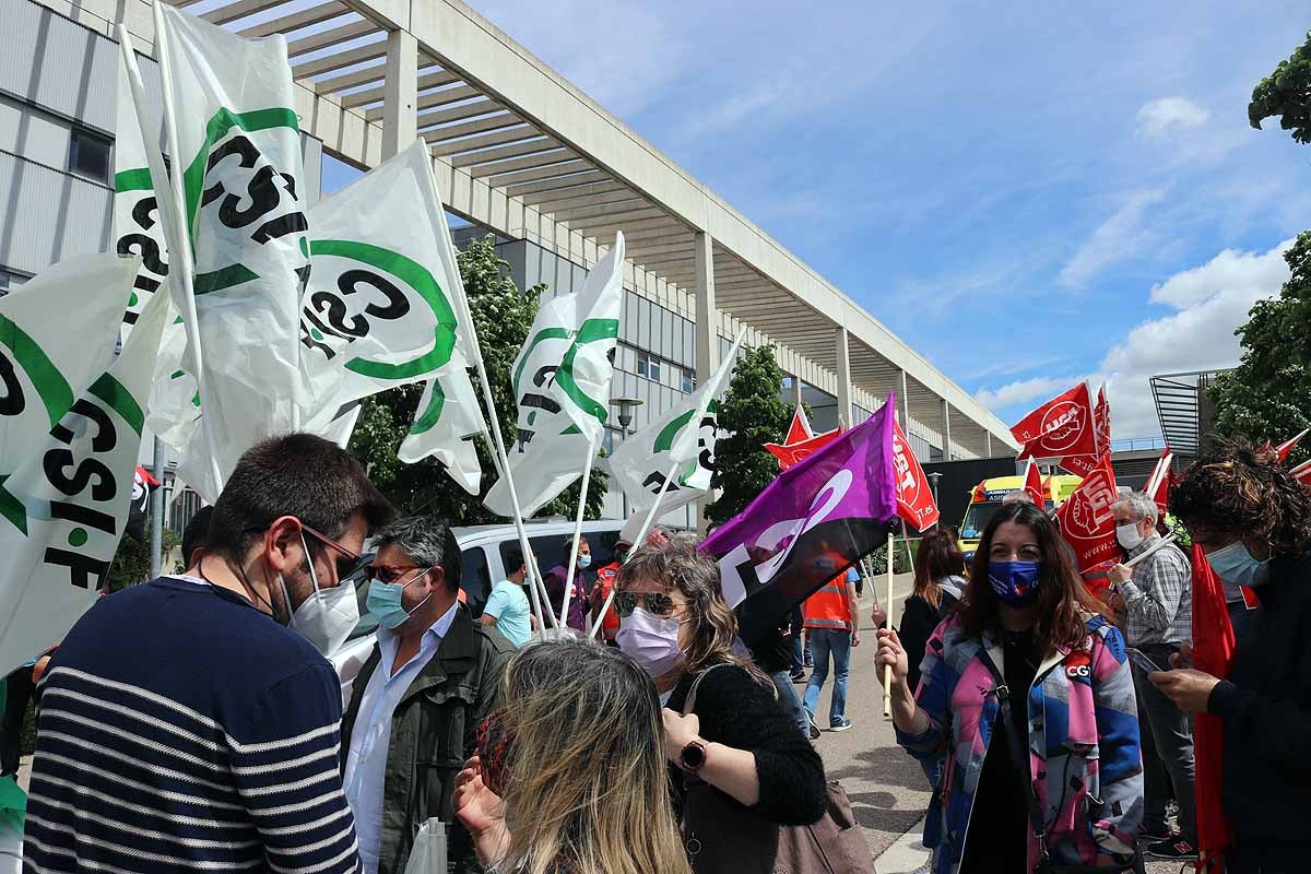 Fotos: Unión sindical en Burgos contra la precariedad laboral de los trabajadores del transporte sanitario