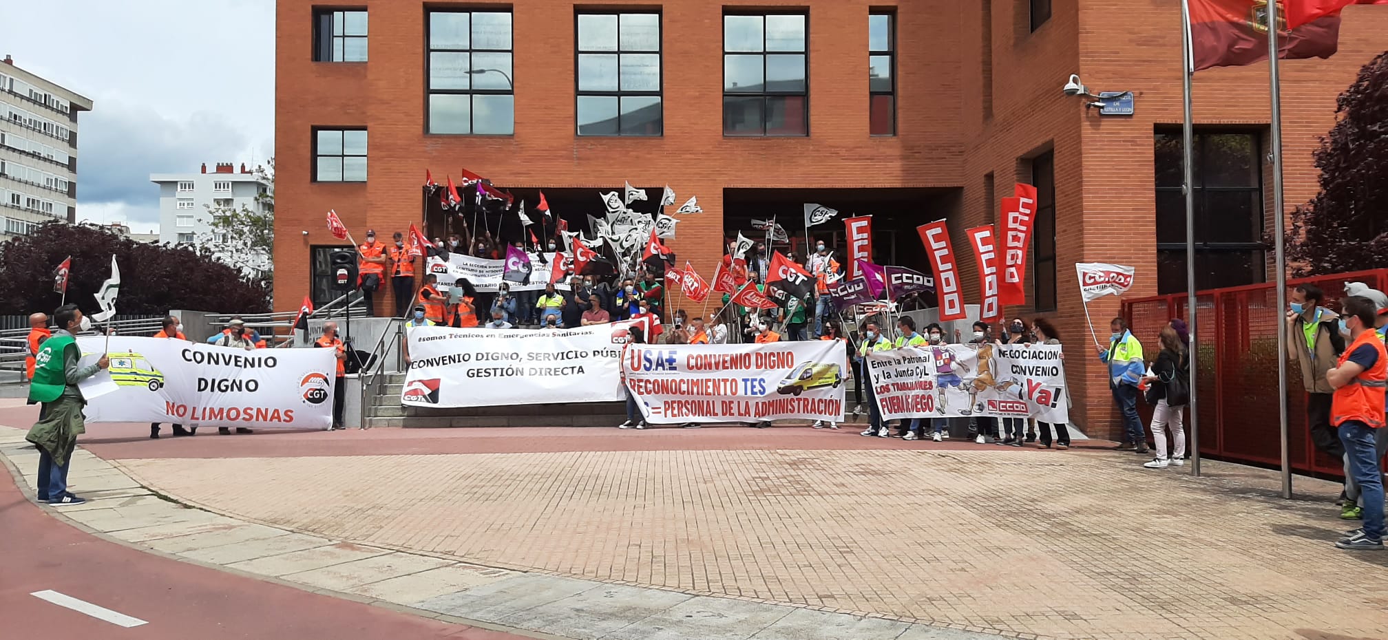 Fotos: Unión sindical en Burgos contra la precariedad laboral de los trabajadores del transporte sanitario