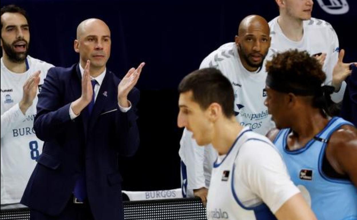 El entrenador del Hereda San Pablo, Joan Peñarroya, aplaude a sus jugadores.