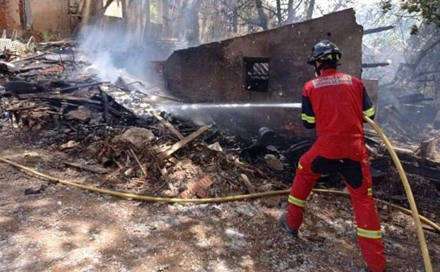 Imagen principal - Sucesos en Burgos: Un incendio de pelusas en Aranda afecta a varias viviendas