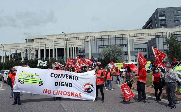 La protesta de los trabajadores de transporte sanitario ha comenzado en el HUBU. 