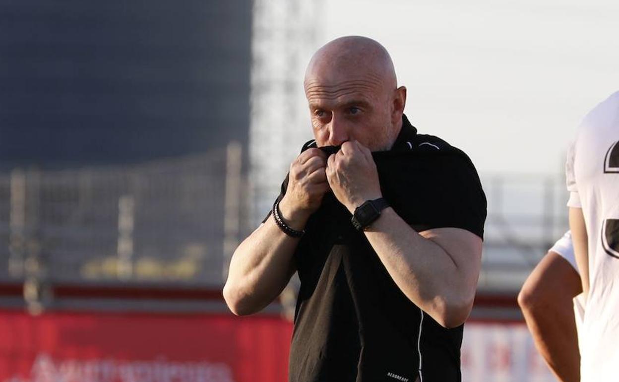 Julián Calero, besando el escudo del Burgos CF tras el partido frente al Calahorra. 