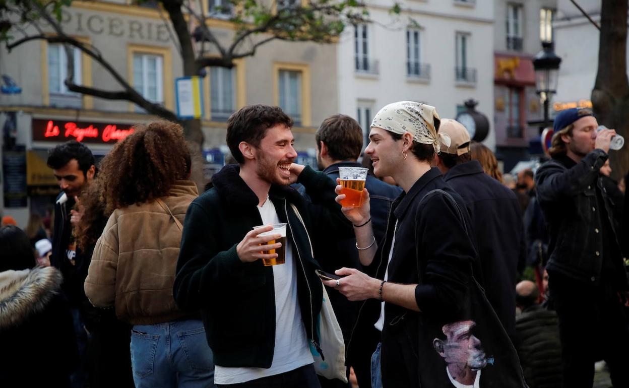 París recupera el bullicio. Un grupo de parisinos toma cervezas junto a varios bares reabiertos