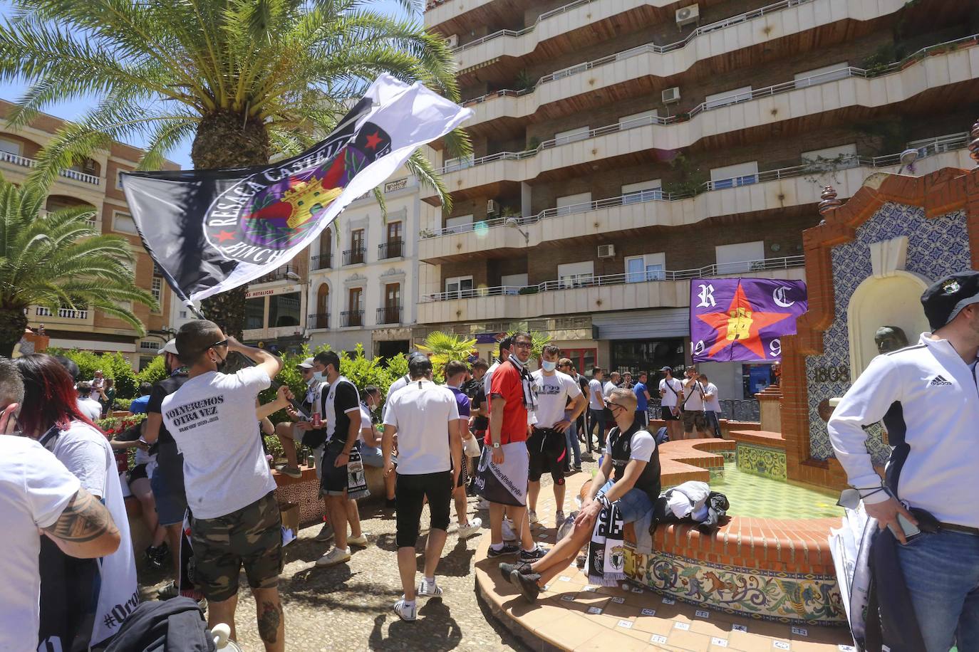 La afición blanquinegra se deja ver por todos los rincones de Almendralejo y Mérida antes del partido por el ascenso a Segunda.