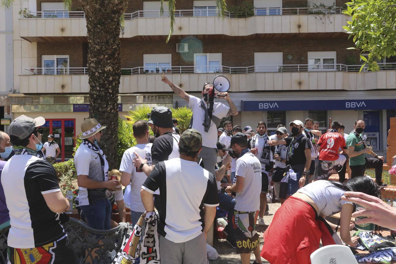 La afición blanquinegra se deja ver por todos los rincones de Almendralejo y Mérida antes del partido por el ascenso a Segunda.