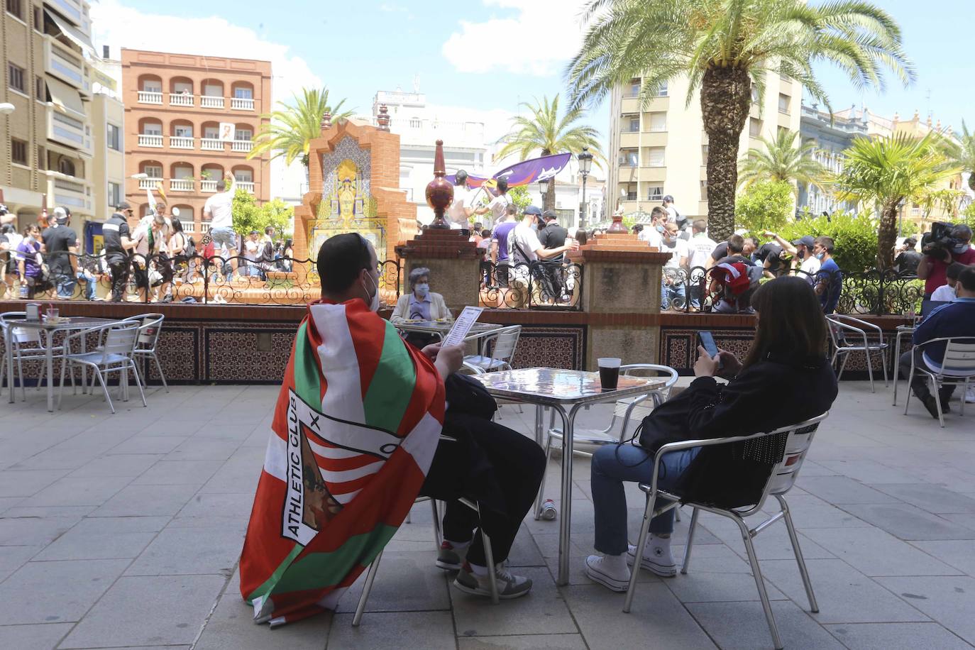 La afición blanquinegra se deja ver por todos los rincones de Almendralejo y Mérida antes del partido por el ascenso a Segunda.