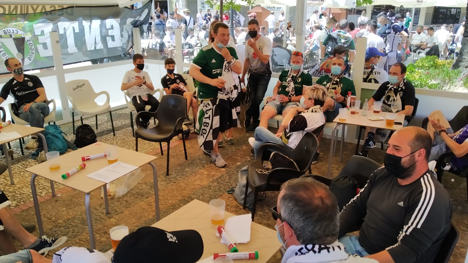 La afición blanquinegra se deja ver por todos los rincones de Almendralejo y Mérida antes del partido por el ascenso a Segunda.