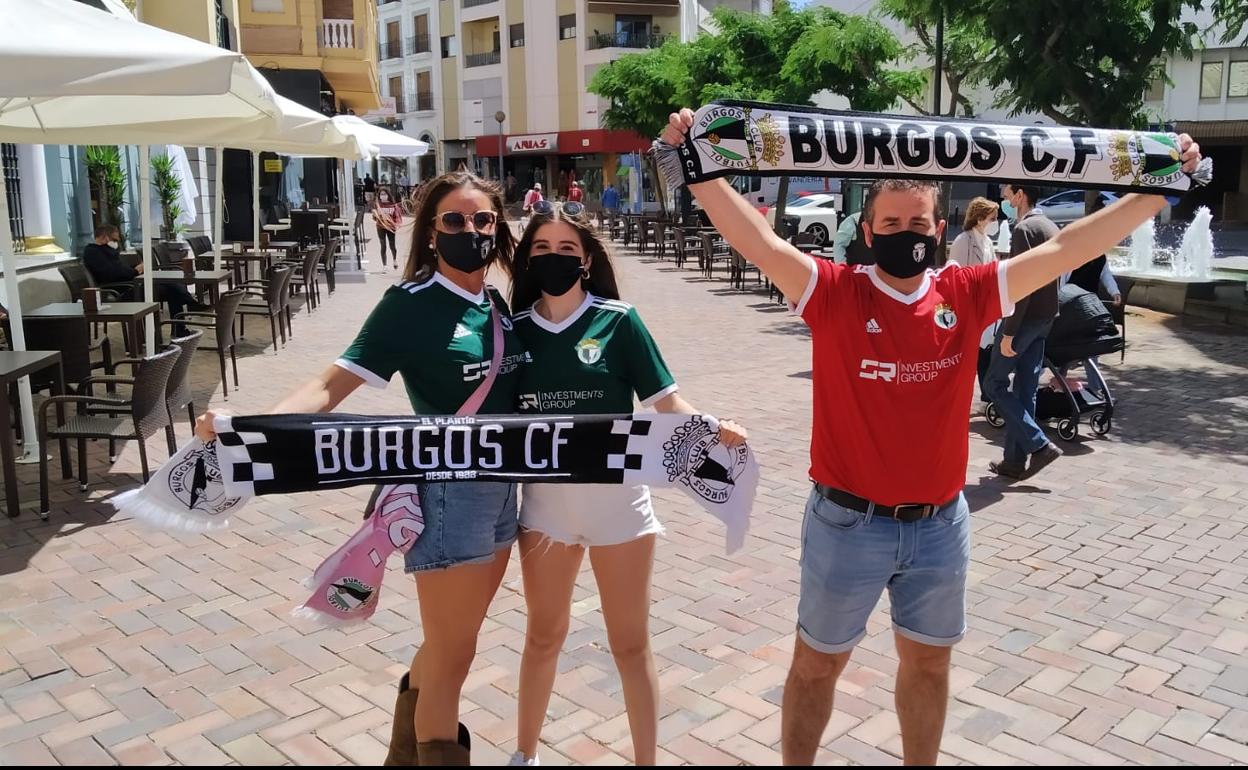 Natalia, Claudia y Eduardo posan con las banderas del Burgos CF en Almendralejo. 