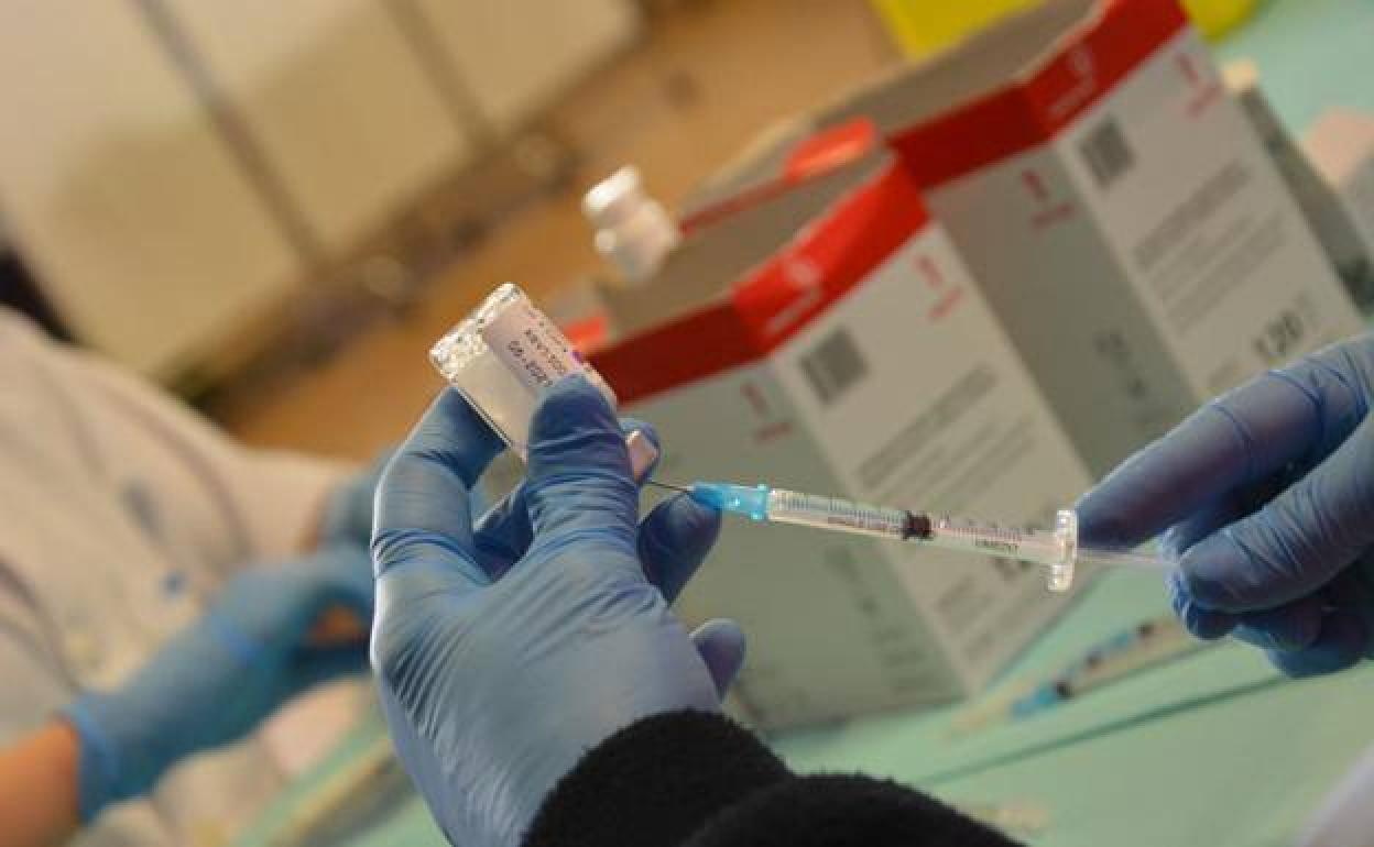 Un sanitario prepara una dosis de la vacuna frente a la covid en Burgos.