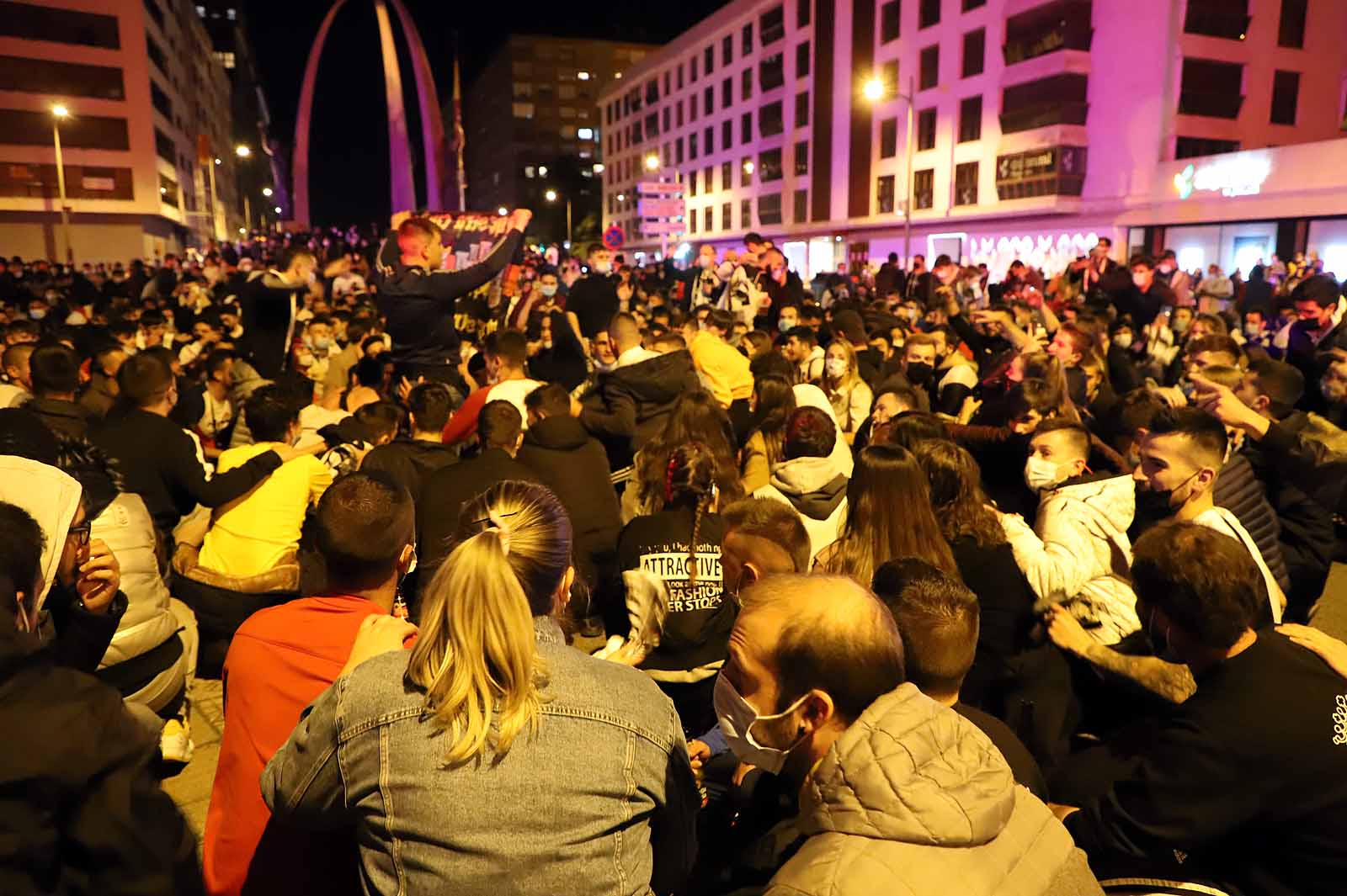 Miles de personas celebran el ascenso del Burgos CF en plaza España.