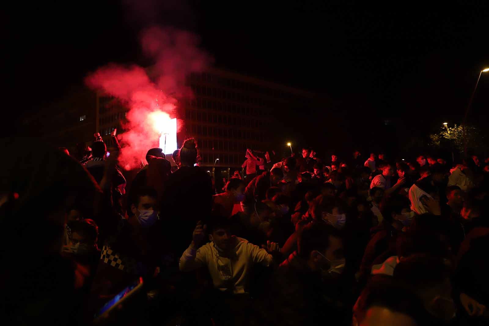 Miles de personas celebran el ascenso del Burgos CF en plaza España.