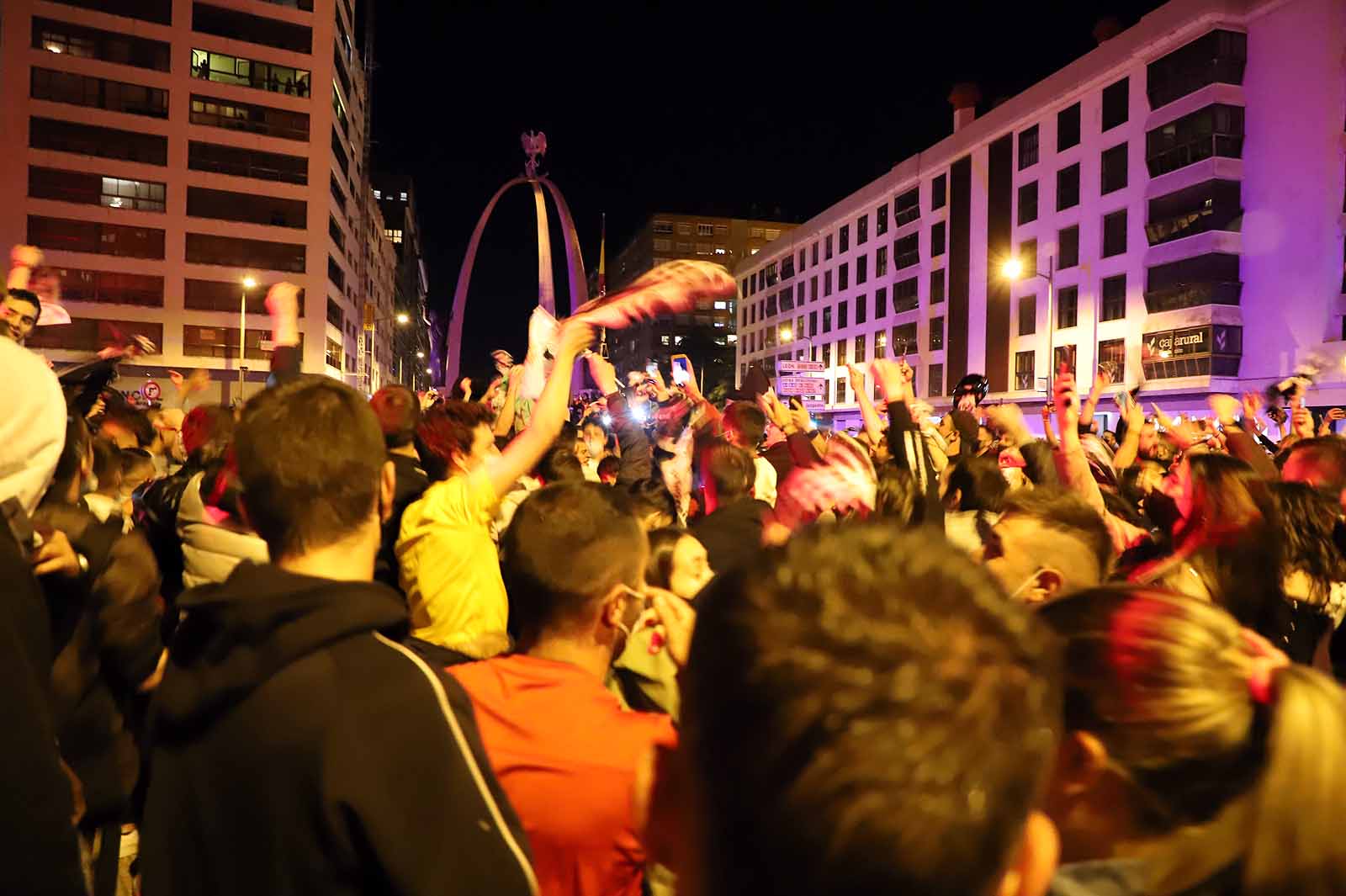 Miles de personas celebran el ascenso del Burgos CF en plaza España.