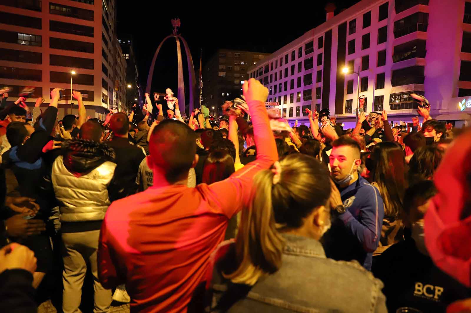 Miles de personas celebran el ascenso del Burgos CF en plaza España.