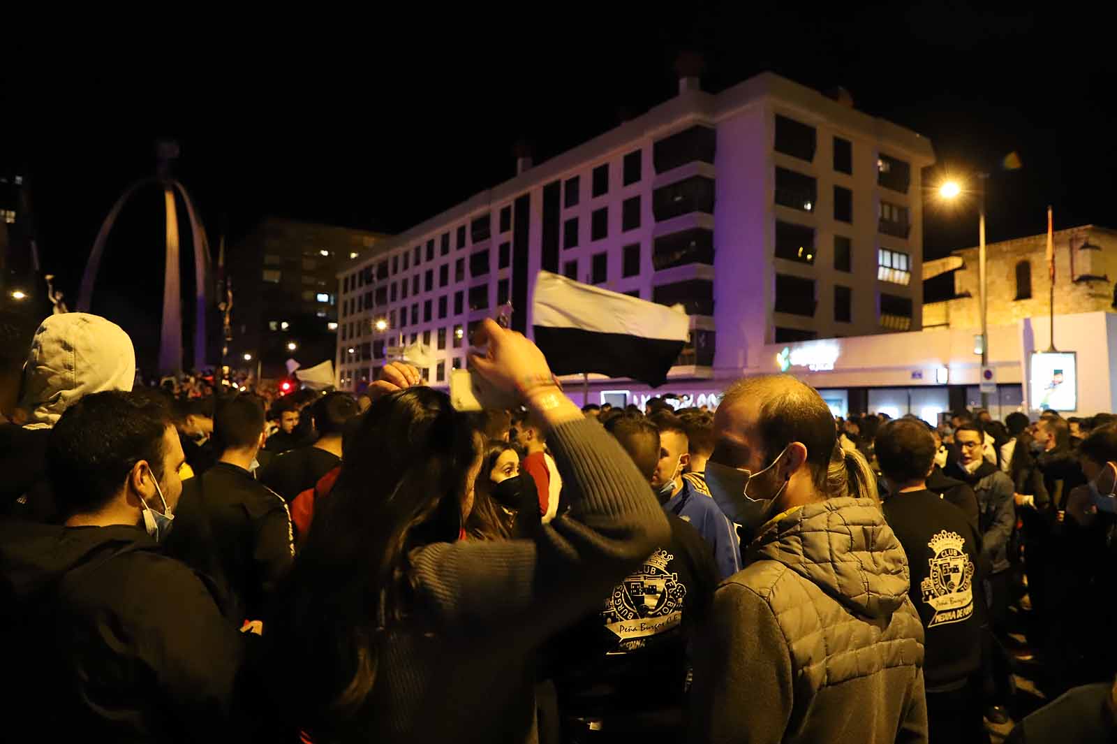 Miles de personas celebran el ascenso del Burgos CF en plaza España.