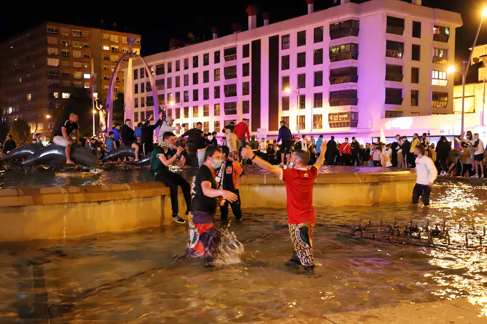 Miles de personas celebran el ascenso del Burgos CF en plaza España.